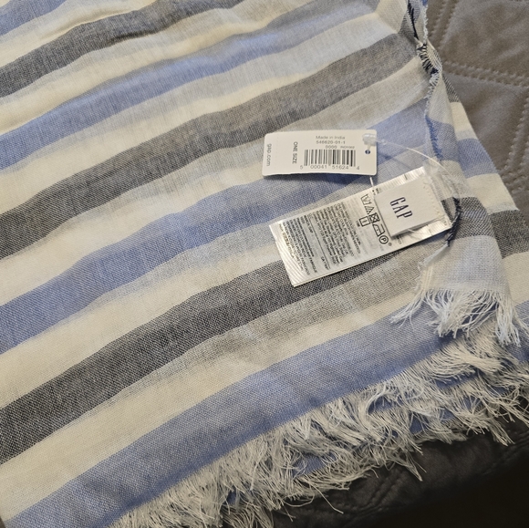 NEW Gap raw edged scarf - Picture 2 of 3